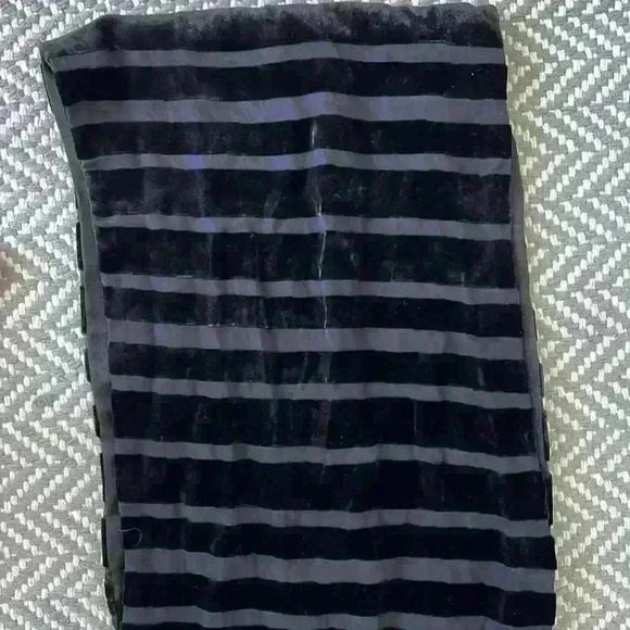 Eileen Fisher black velvet and silk infinity scarf - Picture 6 of 10